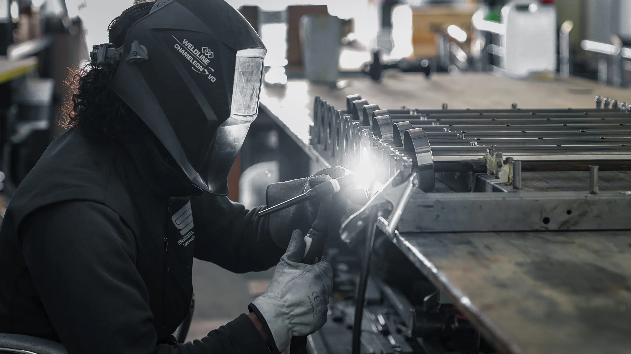 Produzione seriale Steelglass: saldatura TIG in corso su banco di lavoro di pali tubolari in acciaio inox AISI 316 per ringhiere esterne