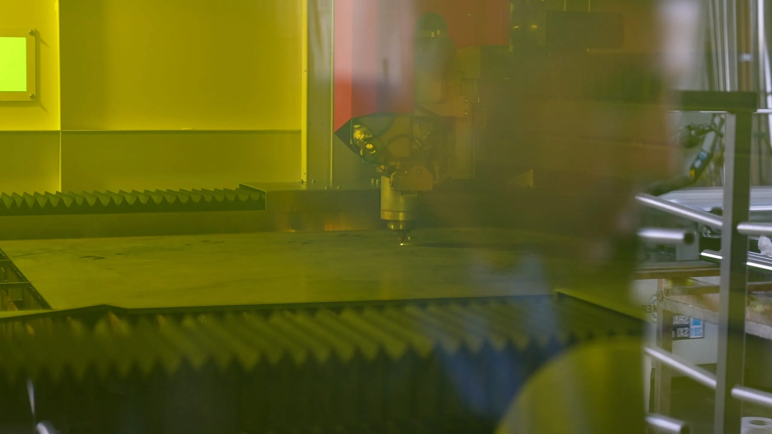 Stabilimento produttivo Steelglass Villacidro: taglio laser fibra Cutlite Penta LME 6000W in azione con fascio laser visibile, ultima fase taglio lastra per parapetti in vetro e ringhiere inox AISI 316