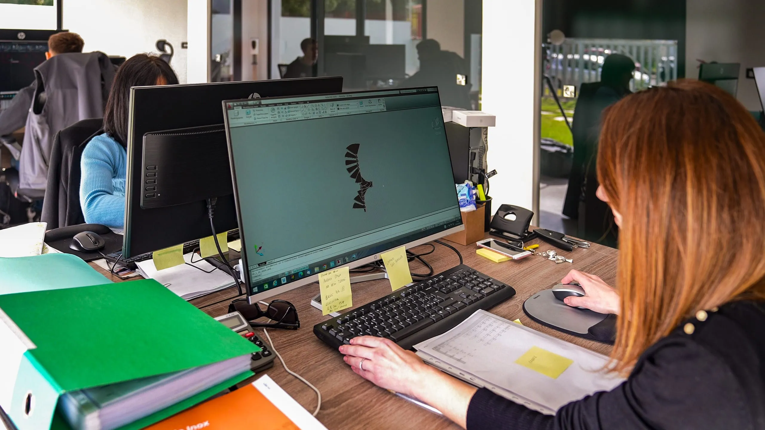 Ufficio tecnico Steelglass: progettazione CAD 3D di una scala a sbalzo e disegni tecnici per preventivi e produzione