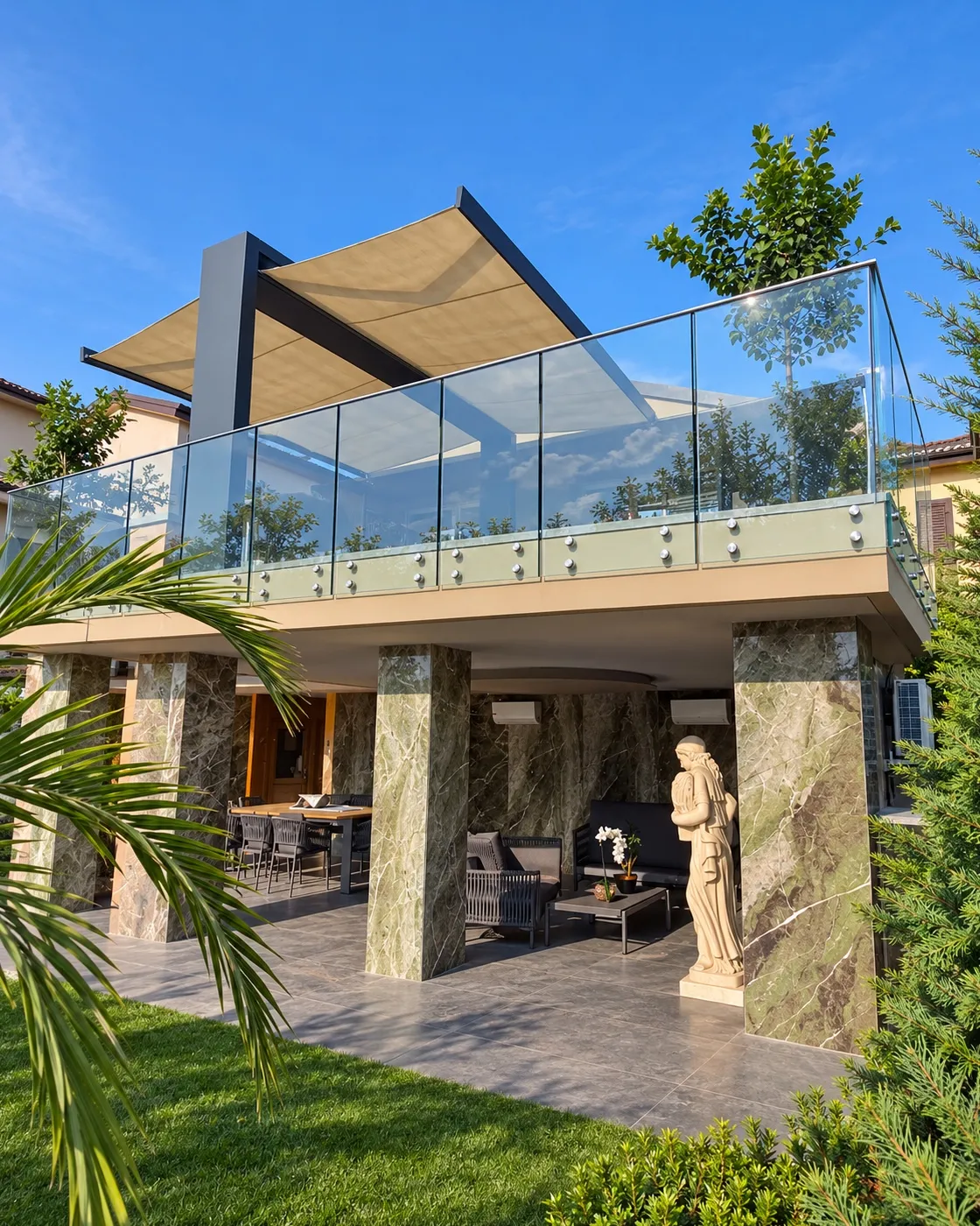 Vista affaccio piscina da balcone superiore — trasparenza vetro