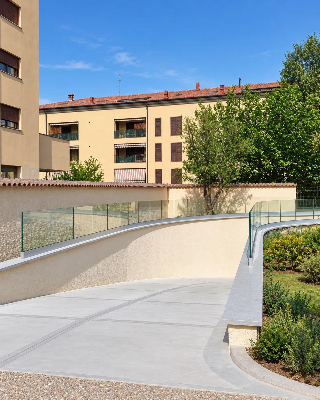 Parapetto in vetro profilo fascione per condominio Vergiate VA e rampa garage