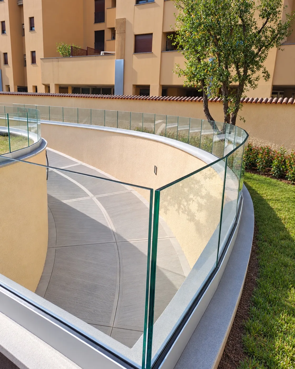 Pannelli curvilinei seguono la rampa di accesso garage — Vergiate