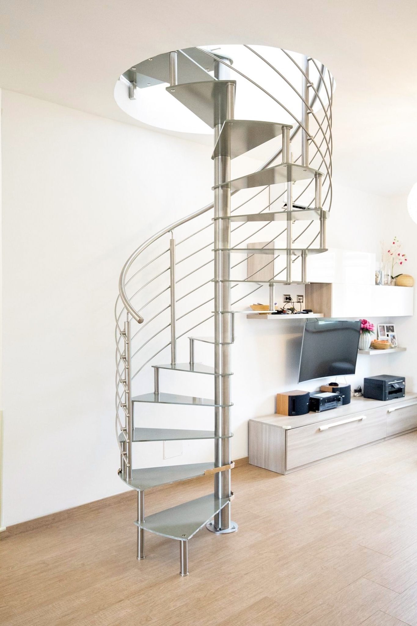 Le scale moderne che rivoluzionano il design degli interni: la soluzione perfetta per privati e progettisti.